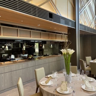 料理を目の前で楽しめる会場