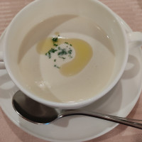 冷たいスープなのか温かいスープなのかわかりませんが常温でした