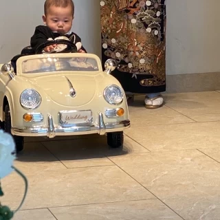 赤ちゃん用のラジコンカーで指輪を運ぶ