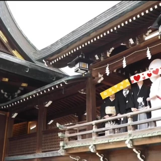 本殿での報告を終え、渡り廊下での新郎新婦両親の写真撮影の様子