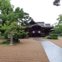 神館の門をくぐると、神館が見える。御神木がたくさんある。