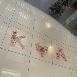 チャペル入り口にサプライズで花びらイニシャルを作っていただき