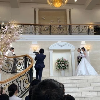 新郎新婦は左右の階段から降りて来ます。階段下は参列席です。
