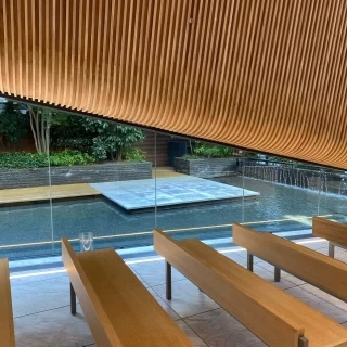 チャペル横から光が入ります