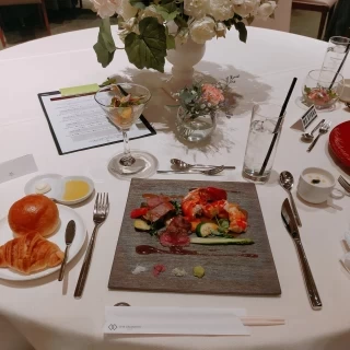 数種類のソースで味の変化が楽しめる料理