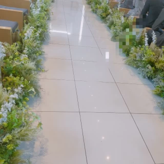 バージンロード両脇は緑の装飾