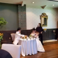 新郎新婦が食事をする席