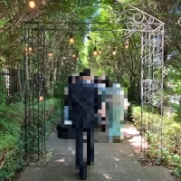 挙式会場から披露宴会場に向う緑のアーチ