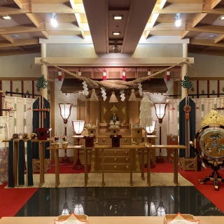 目の前で巫女が踊ります