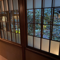 披露宴に続く廊下から日本庭園が望めます