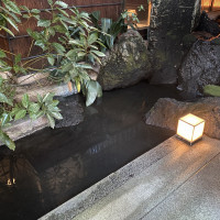 入り口横の日本庭園に川が流れています