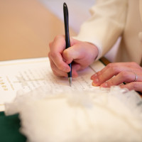 結婚誓約書の署名。