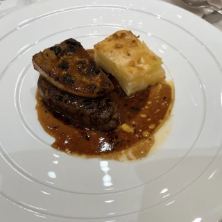 メインのフォアグラと牛肉のお料理！みんなに食べてもらいたい！
