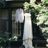 お庭でドレスとタキシードの写真を撮っていただきました。