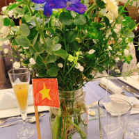 テーブルのお花と手作りアイテム
