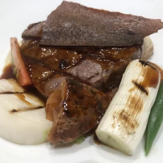 彼が試食していたお肉料理（どの部位かも選べましたがド忘れ）