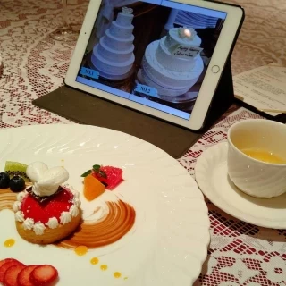 ウェディングケーキのカタログも食事中に見せてもらいました。