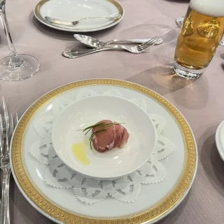 生ハムの中に大きなモッツァレラチーズが入っている前菜