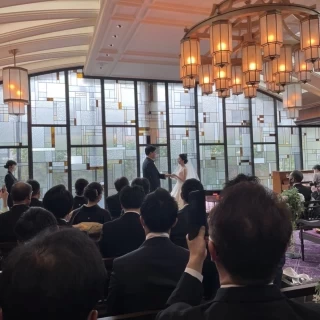 参列者との距離が近く自然光があり明るい雰囲気