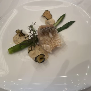 お魚料理、鱗が素敵！