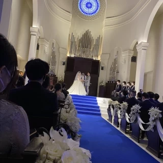 青のバージンロードにドレスが映えます！