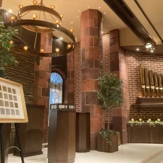 レンガが特徴的なナチュラルチャペル。