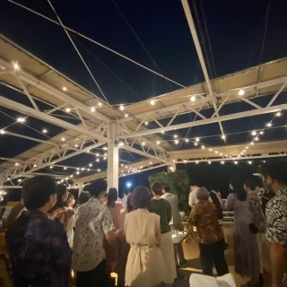 夜のウッドデッキエリア