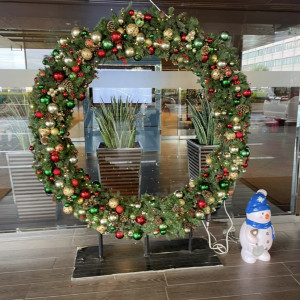 ホテル入り口にクリスマスリース|607396さんのシェラトン・グランデ・トーキョーベイ・ホテルの写真(1666616)