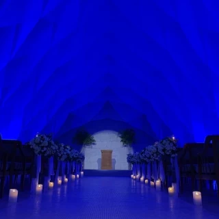 洞窟の中にあるような幻想的なブルーの演出