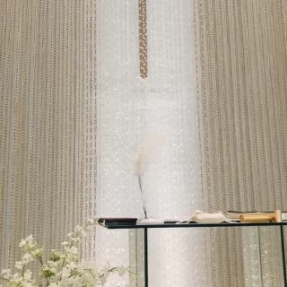 白を基調としたチャペルでした。正面のキラキラが素敵でした。
