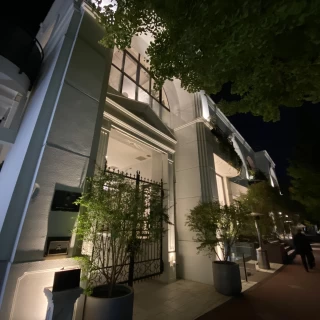 夜の外観