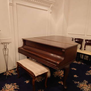 下の披露宴会場。グランドピアノがある。