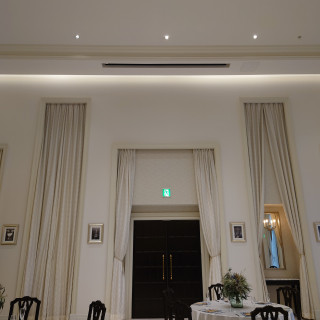 スクリーン下。出入り口