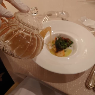 魚料理。ソースを注ぐ演出◎