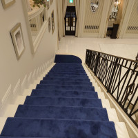 青いカーペットの階段