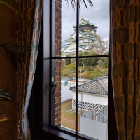 窓から大阪城。