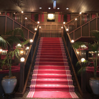 赤絨毯の大階段はウエディングドレスがとても映えます