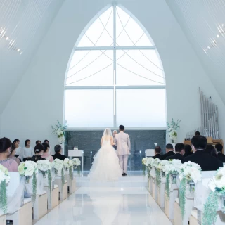 真っ白で天井が高く神秘的です。