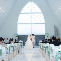 真っ白で天井が高く神秘的です。
