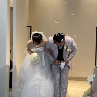 チャペルから退場する時は羽根が降ってきます