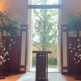 木材と緑を基調としたチャペル