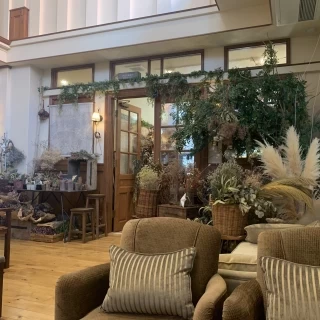 エントランスの横にお花屋さんが入っています