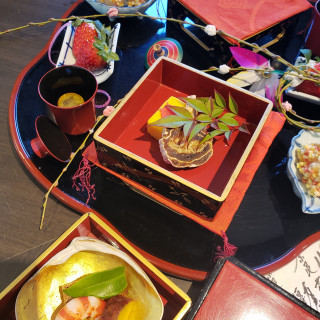 お正月ということもあり、お重に餅花など季節が感じられる試食