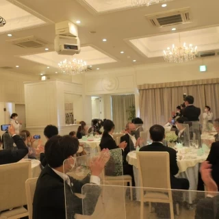 披露宴会場には74名いました。少し狭く感じました。