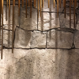 カップルの立つところは名古屋城の石造りの配置