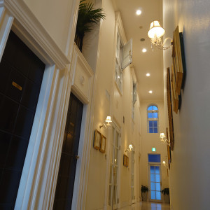 チャペルへ続く廊下。
ここも天井が高い。|607732さんの山手迎賓館(横浜)の写真(1377805)