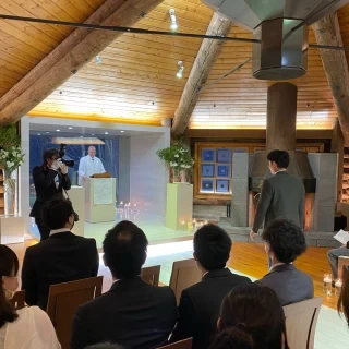 新郎と被ってしまっていますが、暖炉があります