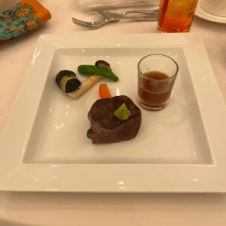 お肉料理はフィレステーキのランクにしました。
