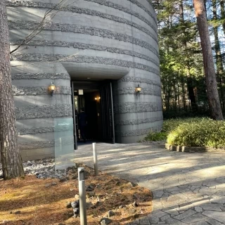 石畳ですが、会場内庭は段差も少なく長距離ではありません。