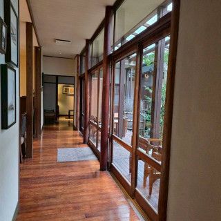 式場と披露宴会場を結ぶ廊下。窓からいかにも日本といった庭アリ